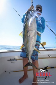 Gaffing a Yellowfin Tuna with GoPro on Gaff